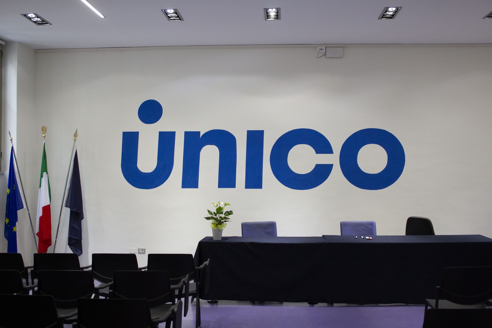 The Aula Magna of the Unicollege Turin City College, with the Italian and European flags
