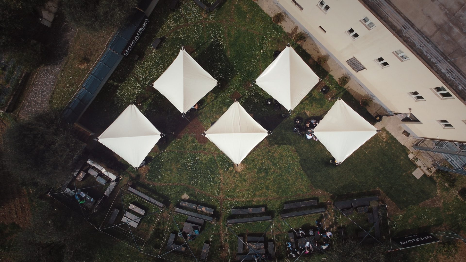 The shaded outdoor area of the Unicollege Florence campus gardens, seen from directly above