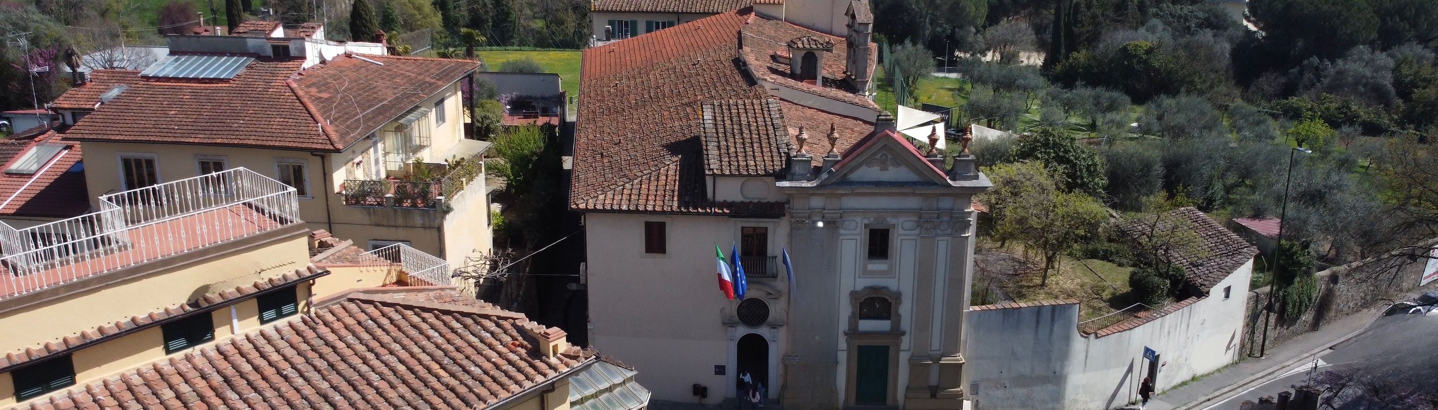 The Unicollege Florence campus with the city and the hills behind