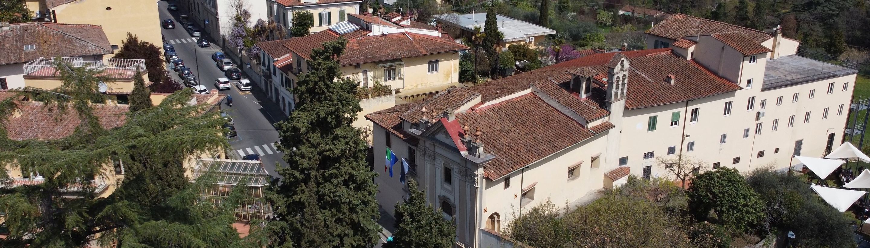 The long facade of the Unicollege villa in Florence seen from above