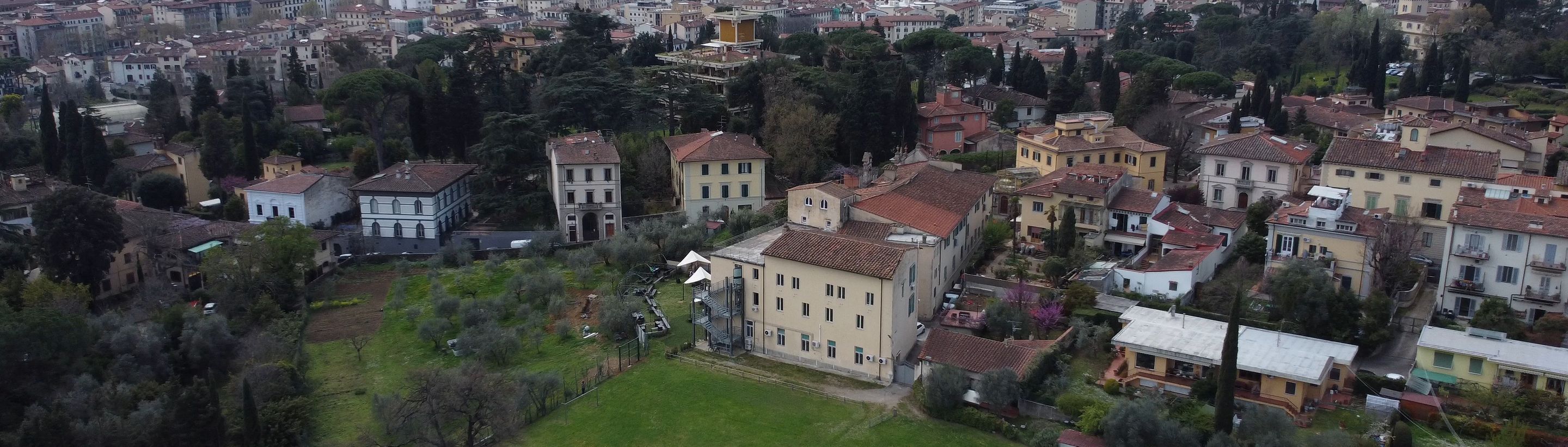 The Unicollege villa in its lawn with the whole of Florence behind