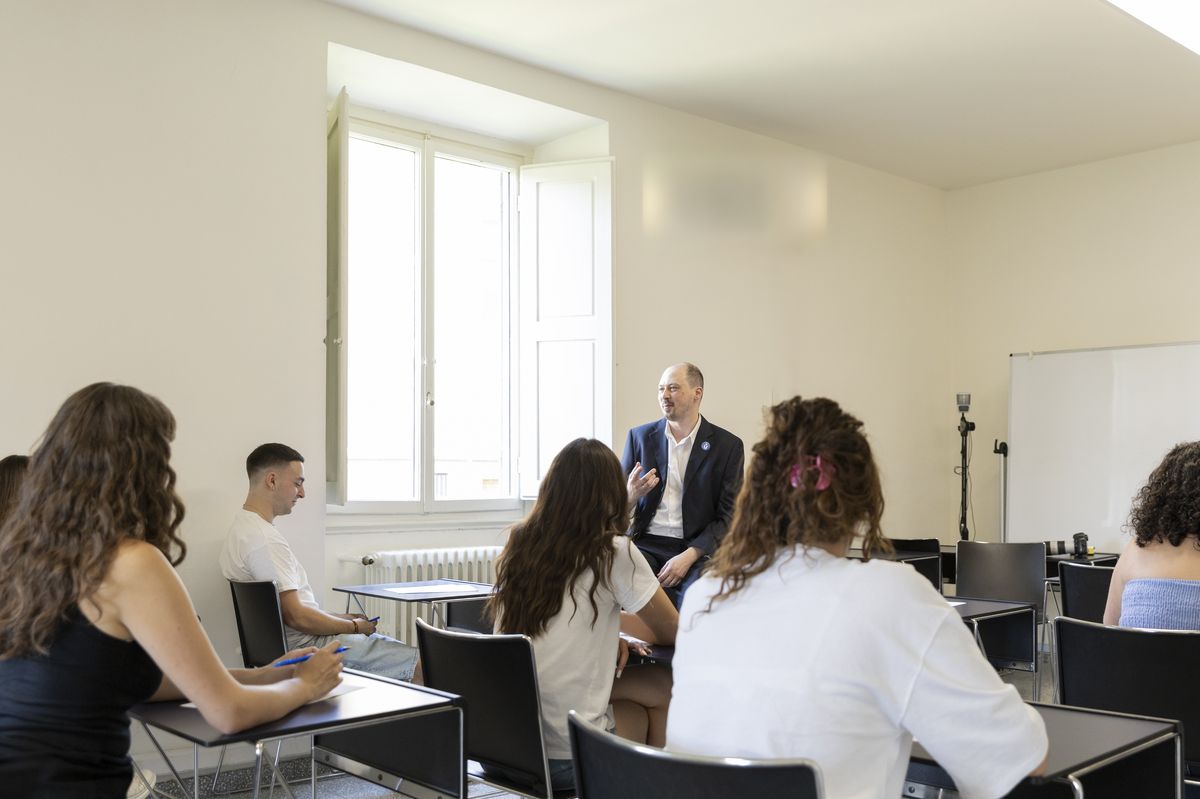 A professor in conversation with students during a seminar at Unicollege