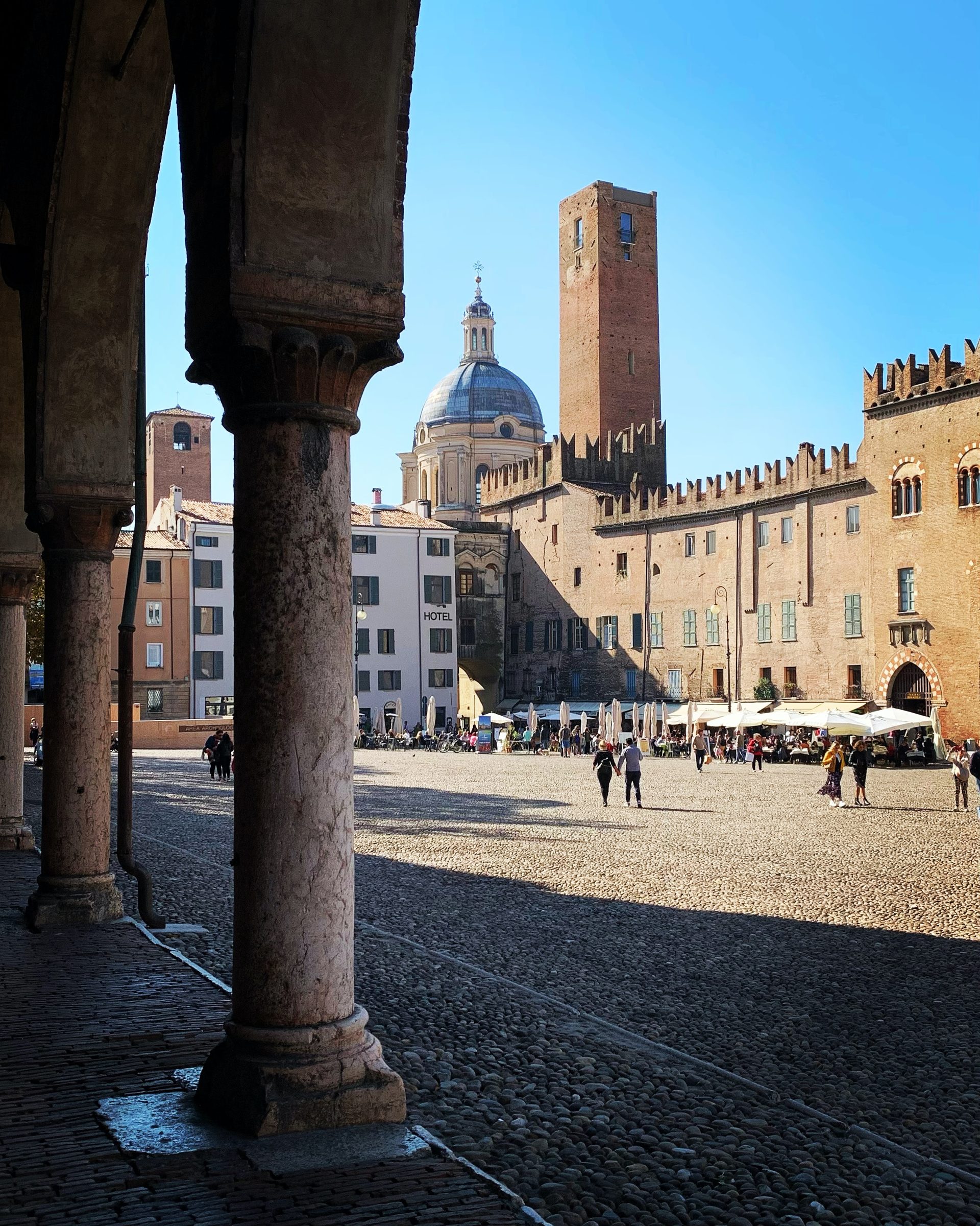 Piazza Sordello and Palazzo Ducale in Mantua, minutes on foot from the Unicollege campus