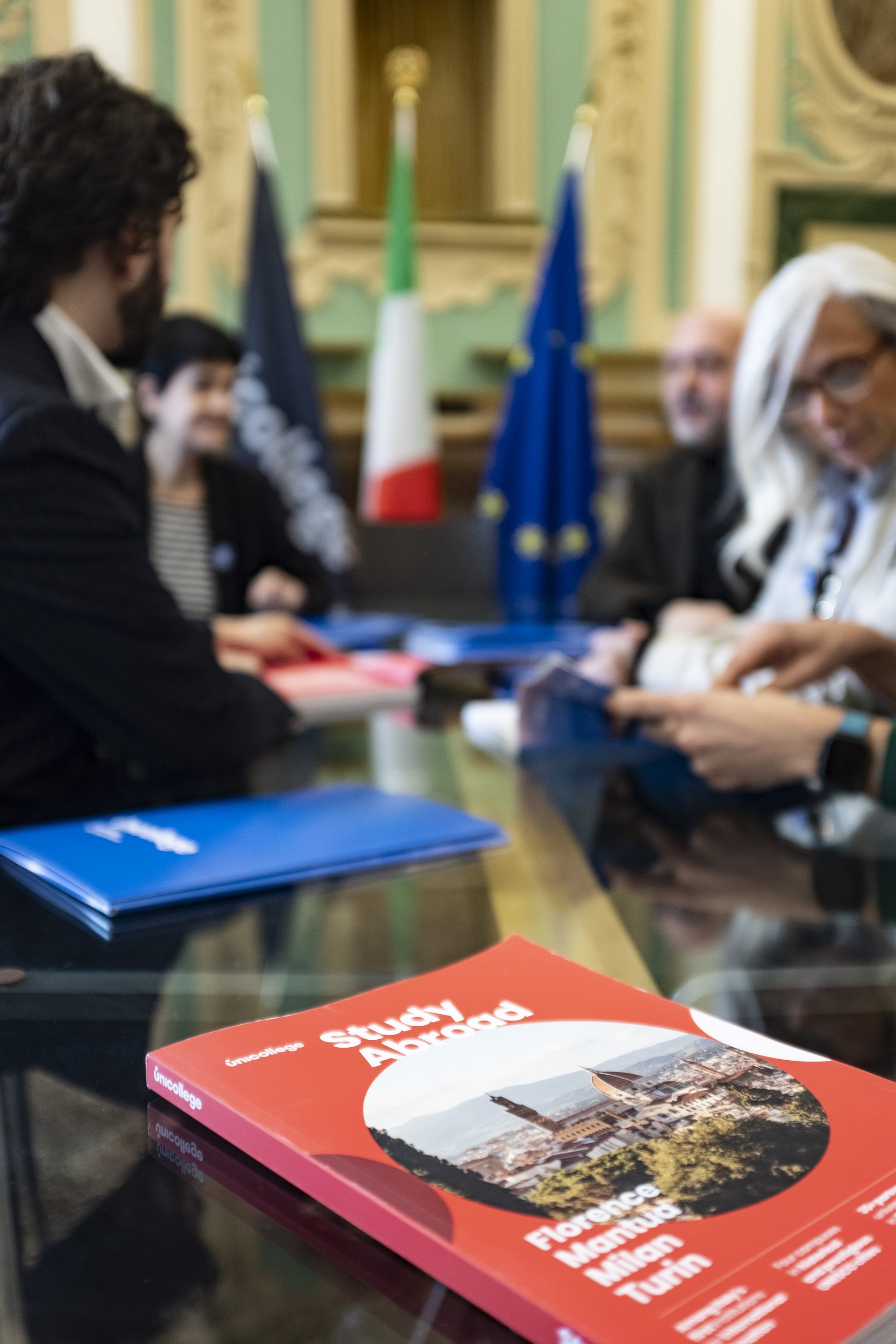 Signing of an institutional agreement at Unicollege, with the Italian and European flags